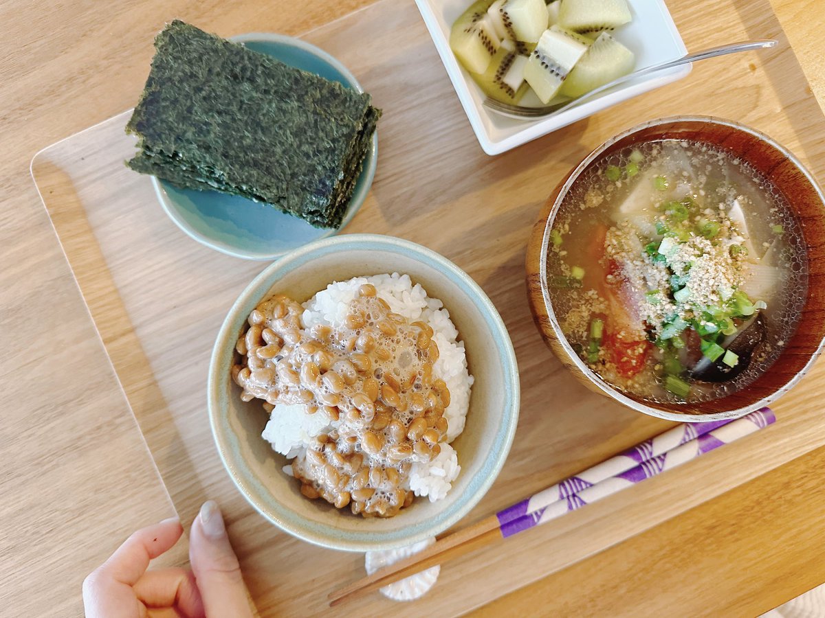 Amicalife's tweet photo. おはようございます🌞
今朝もマシマシの海苔でスタート🍚
右下は、昨夜の鍋の残り汁でスープ。
よき一日になりますように🌈 https://t.co/Eb0idsrvhe