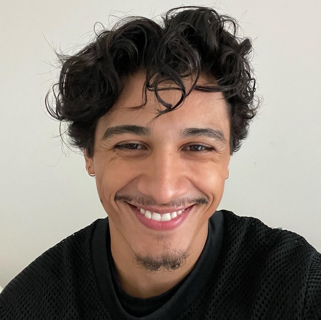 WINTERTHE0's tweet photo. hey everyone ๐ I'm theodore aka theo ex mindless soldier who loves free climbing, truck surfing, sky diving, basically anything fun and varying degrees of reckless. favorite ice cream is strawberry (not featured here) tell me about whatever you want and lms for a dm #DOVESINTRO https://t.co/HuMiv3ETkZ
