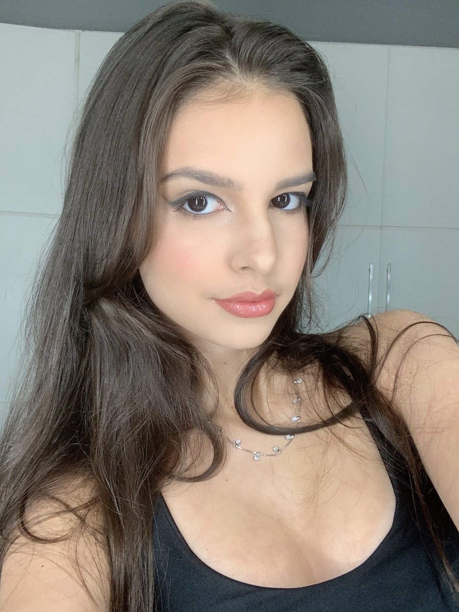 styleseuro's tweet photo. aparecendo nessa rede social mais uma vez por motivos de: linda dms https://t.co/4TdtMG4jGT