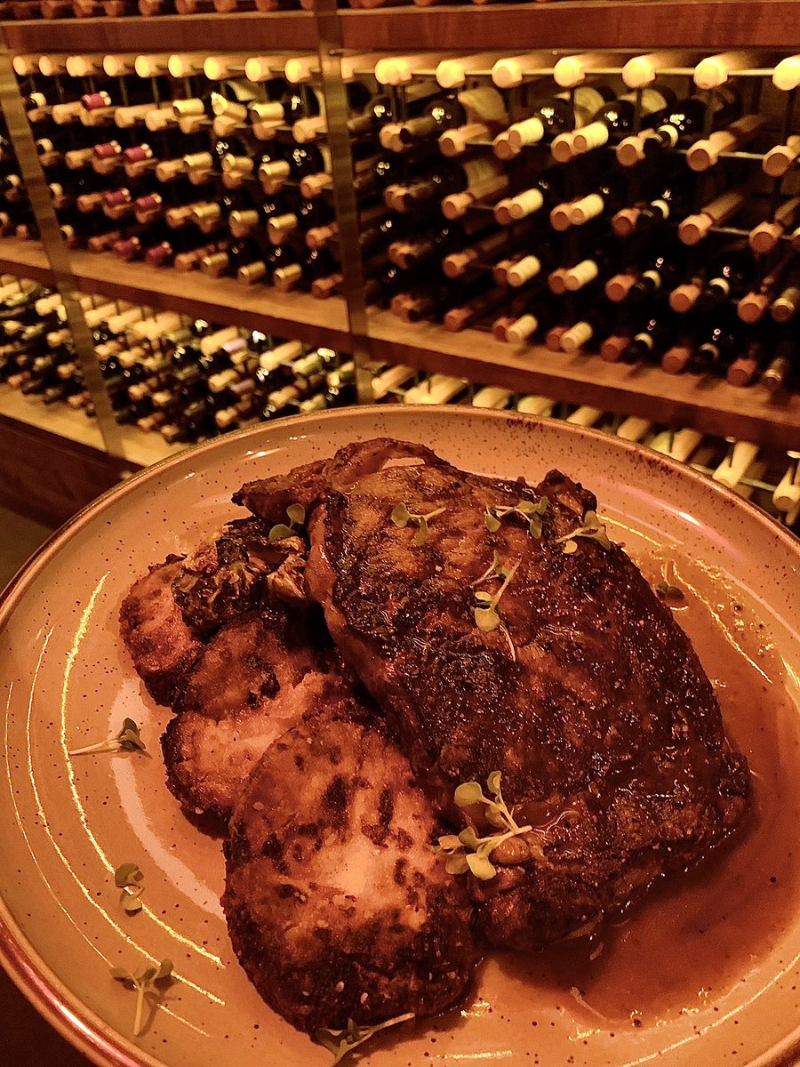 WalkFather's tweet photo. Shitty lighting good food https://t.co/AxAxN4DxOz