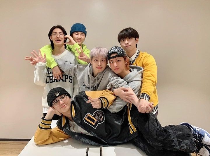 𝕖s día de tirar la 𝑐asa por la ventana, 𝑤hy? Estamos cumpliendo un añito 🍰☆ de haber nacido en las manitos de los ceo𝑠itos y por eso con nuestras poses un poco ho𝑚osexuales andamos ready para la pachanga e 𝚒nvitar a medio barrio. (≧◡≦)♡

៹ ࣪˖  𝙷eroes -- 𝑐lu̲b̲ 🎸!