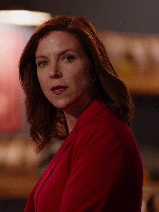 Iaurasdern's tweet photo. this woman from ginny and georgia is sooooo bree van de kamp coded https://t.co/y5SSrUENwK