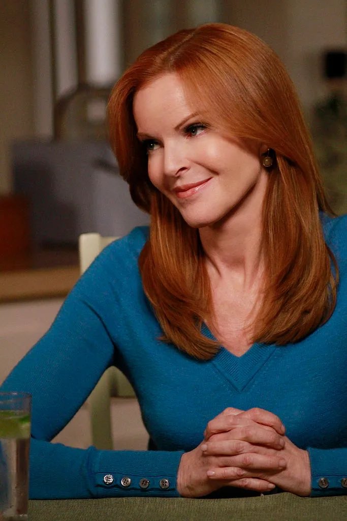 Iaurasdern's tweet photo. this woman from ginny and georgia is sooooo bree van de kamp coded https://t.co/y5SSrUENwK
