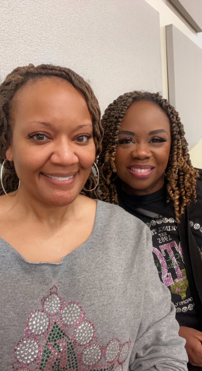 TiffTweets1014's tweet photo. Today was a great to day to serve! MLK Day of service was a success for @OmicronTauOmega ! It’s always a blessing to give back! #AKA1908 #ΟΤΩ #SpringAKAs #SoaringWithAKA 💞💚💞💚 https://t.co/xguB3W8XWl