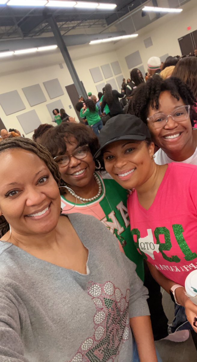 TiffTweets1014's tweet photo. Today was a great to day to serve! MLK Day of service was a success for @OmicronTauOmega ! It’s always a blessing to give back! #AKA1908 #ΟΤΩ #SpringAKAs #SoaringWithAKA 💞💚💞💚 https://t.co/xguB3W8XWl
