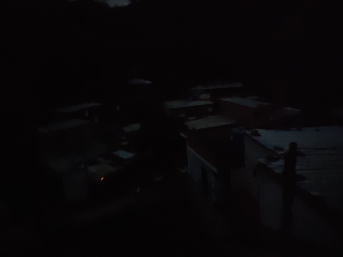 Diariocalle1's tweet photo. #sinelectricidad 

Después de una fuerte fluctuación se fue el servicio eléctrico en la frontera: San Antonio y Ureña. https://t.co/fKdiY7GE3M