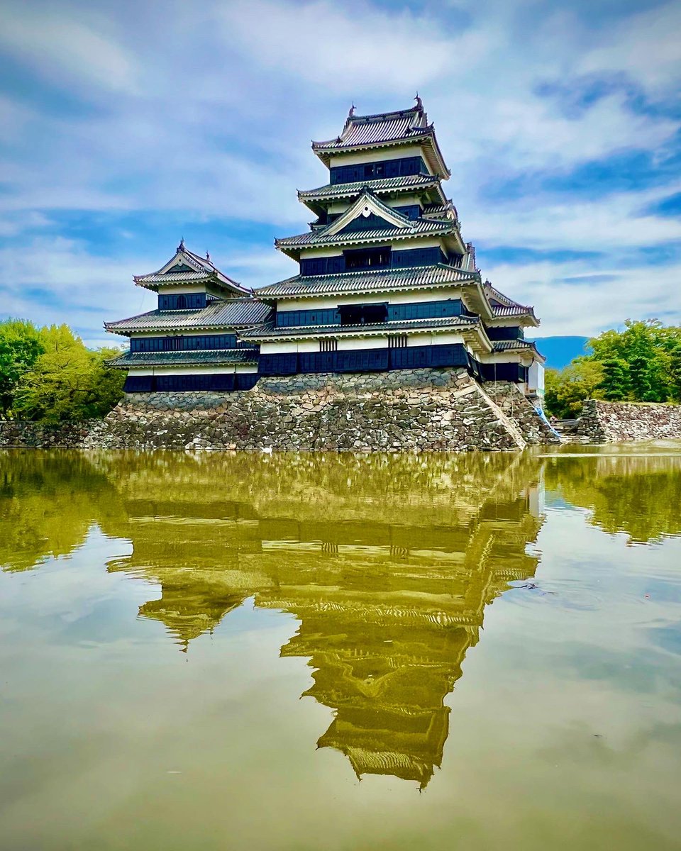 KNOCKltd's tweet photo. Enjoy the mood at Matsumoto Castle! Beautiful area, lovely nature. Relife the history!

#japan #matsumotocastle #nature #photography #holiday #travel #castle #pond #letsseejapan https://t.co/rFPd9tjAR2