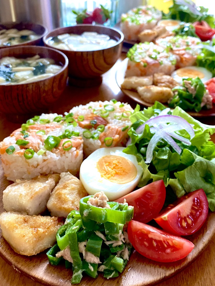 usaponmii3's tweet photo. 朝ごはん✨
鮭おにぎりのワンプレート、お麩ときのこの味噌汁、いちご😊 https://t.co/WEgISvDYzI