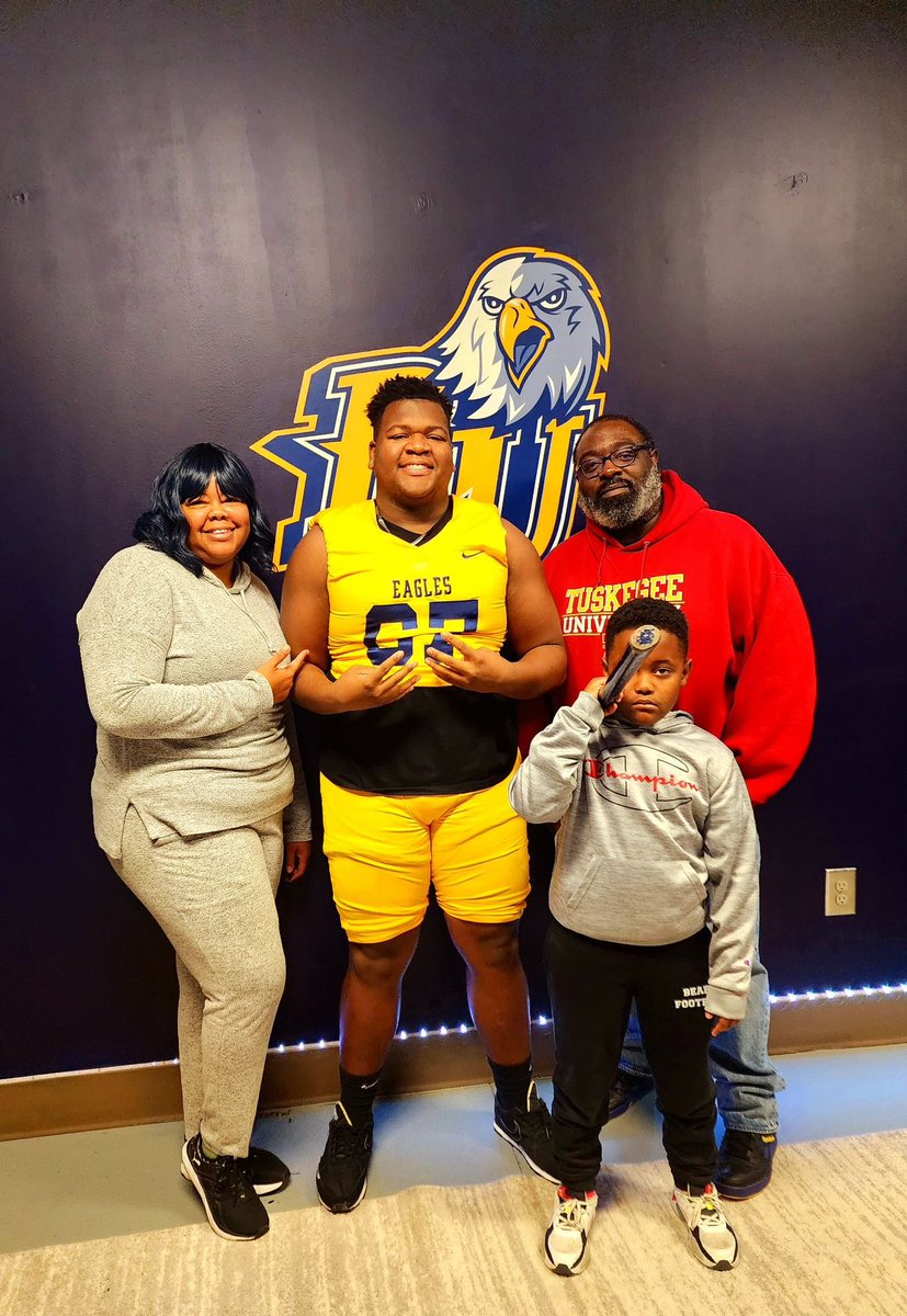 Nathaniel Lee (@nateleeiii) on Twitter photo 🔵🟡Thank you for the visit today <a href="/Mr_Matthews_/">Cliff Matthews</a> @A1Willzz !!! Had a great time and got some great work in on the field. Weight room really caught my eye 👀⚪️🟡 🔵🟡Thank you for the visit today <a href="/Mr_Matthews_/">Cliff Matthews</a> @A1Willzz !!! Had a great time and got some great work in on the field. Weight room really caught my eye 👀⚪️🟡