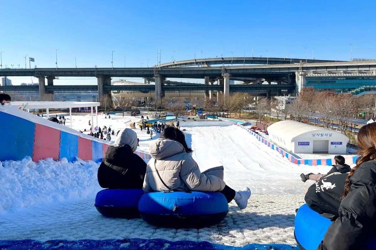 creatrip_korea's tweet photo. 《#韓国旅行》
＼トゥッソム漢江公園雪ソリ場☃️／
毎年冬にソウル市が期間限定運営‼️広い漢江を見ながら、���すべり体験ができる韓国人にも人気のスポット😍

たった₩6,000で大人も楽しめて、屋台で軽食も味わえます😆ぜひ旅行の途中に立ち寄ってみては？
雪ソリ場の利用方法⏩https://t.co/NVgofyb6dE https://t.co/RSZzNb9djD