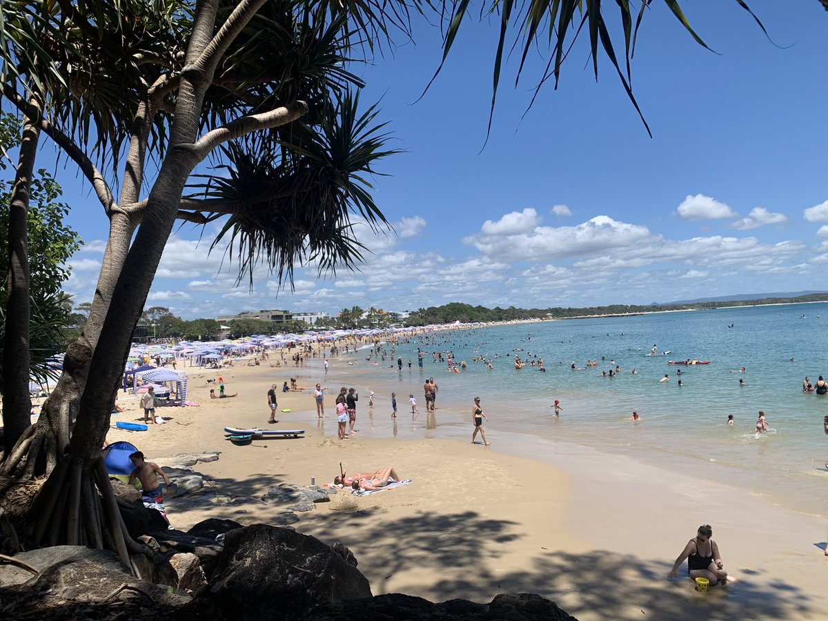 I feel SO lucky to live in absolute paradise… along with 50,000 kids and their parents on school holidays who also chose to come to the beach today 😆#noosa #australia