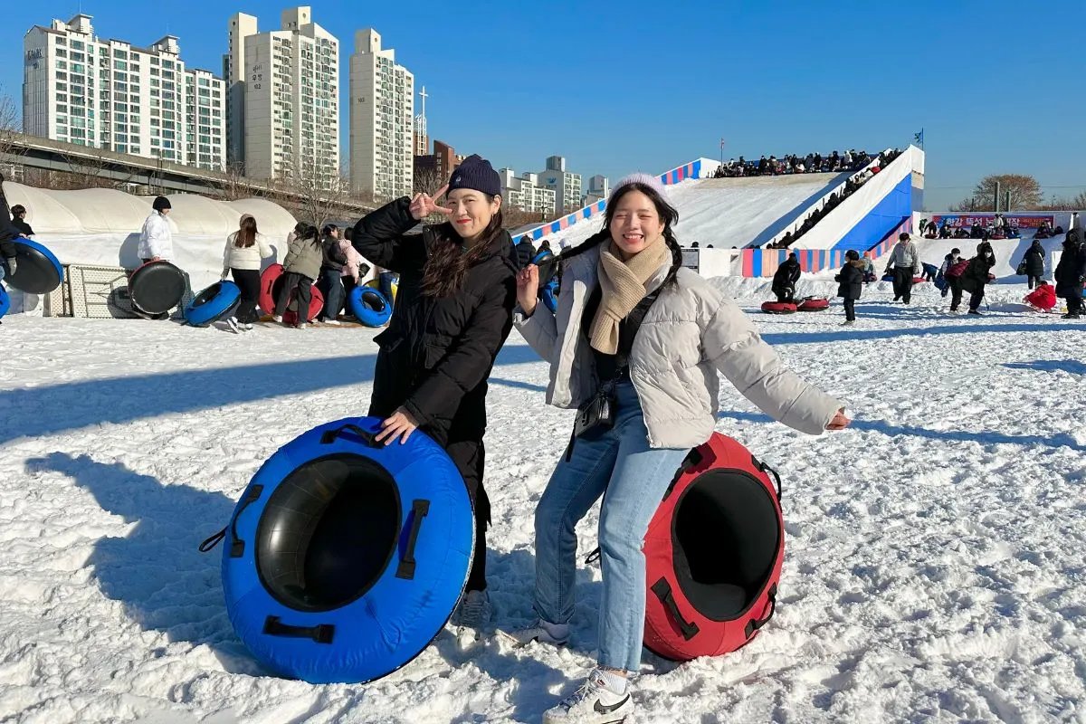 creatrip_korea's tweet photo. 《#韓国旅行》
＼トゥッソム漢江公園雪ソリ場☃️／
毎年冬にソウル市が期間限定運営‼️広い漢江を見ながら、���すべり体験ができる韓国人にも人気のスポット😍

たった₩6,000で大人も楽しめて、屋台で軽食も味わえます😆ぜひ旅行の途中に立ち寄ってみては？
雪ソリ場の利用方法⏩https://t.co/NVgofyb6dE https://t.co/RSZzNb9djD
