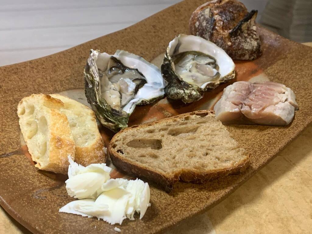 広島の大崎上島ファームスズキから生牡蠣をお取り寄せ！チェスト船堀のカンパーニュにたっぷりのバターと共に乗っけるんです。美味しんです。〆さばもやっちゃました〜　#ダンボールちゃぶ台 instagr.am/p/CnfpfHPBTa4/