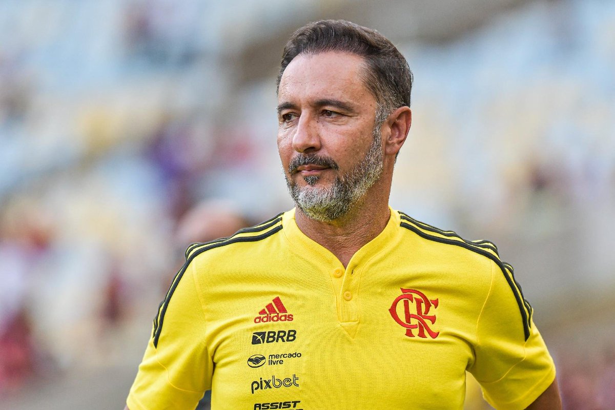 obrunopet's tweet photo. É possível ter um time fazendo um jogo de aproximações ao mesmo tempo em que se tem amplitude máxima? Segundo Vitor Pereira, isso não só é possível como faz parte do seu modelo de jogo. E isso ficou claro logo no seu jogo de estreia no comando do Flamengo. Segue o fio. https://t.co/66LiDi6RHG