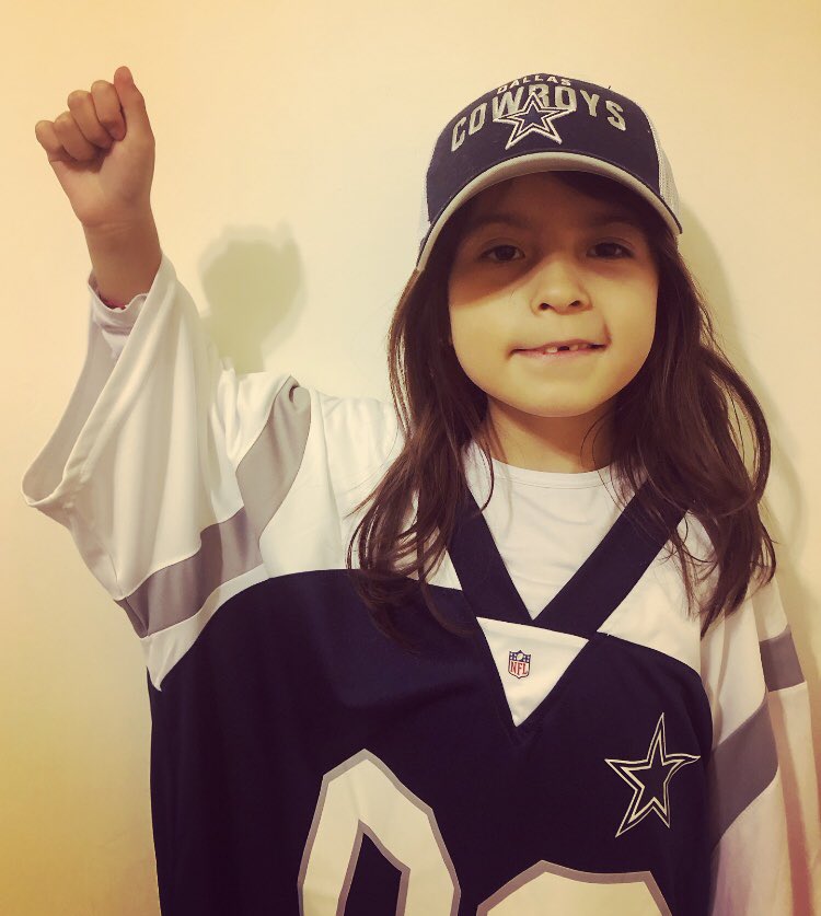 dul_hernandez's tweet photo. Con papá #WildCardEnTUDN #CowboysNation #Cowboys https://t.co/Gm1Itc5Wli