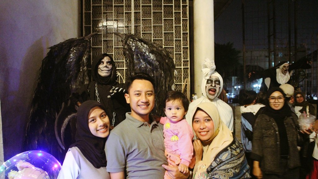 ZackyFuadz's tweet photo. Akhirnya kesampean ngidam pengen poto bareng hantu ya. Soalnya tiap nyari yg asli susah diajak poto bareng 😅 https://t.co/qecOIUhg8H