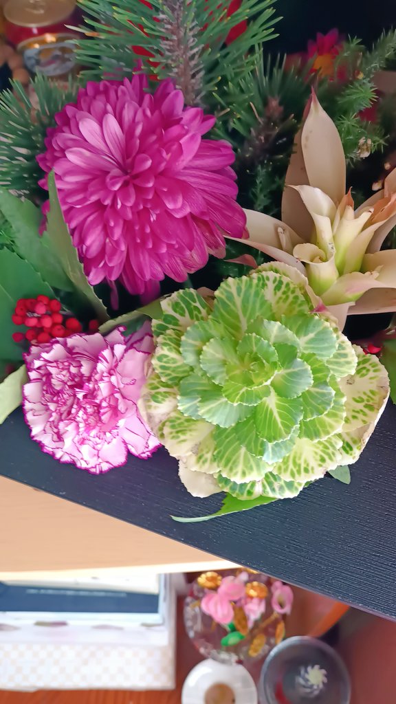 i1s21hhc9hi14's tweet photo. 仏花💐

皆様おはようございます🌱☘️🍀🌸🌷🌹✨😊🤗☕

暮れの30日に買った仏花ですが‼️
白梅の花は散りましたが💞
後は何ともなくずっと元気に咲いてくれてます✨✨

きれいに咲いてくれてありがとう🥰

が効いてくれているのかしら😊 https://t.co/uyM6pOwbf1