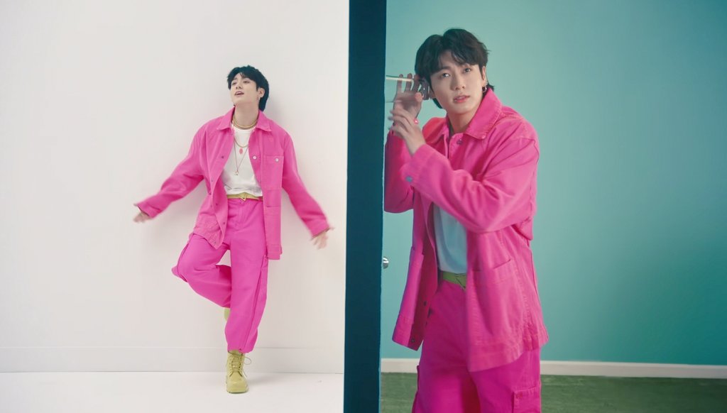 pola_joha's tweet photo. Apoyando al bebé chiquitito de  Jungkook 💜

Vota 🗳️ y RT

☑️ I vote #LeftandRight for #BestMusicVideo at the #iHeartAwards @BTS_twt https://t.co/MdeORwQ3dz
