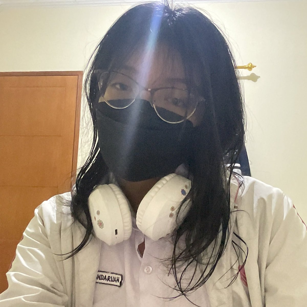 mikhaelachannn's tweet photo. New bangs new personality #05 #asian #batakness #blackmask #nyc #IhateEverybody #LiveIsSuck #mychemicalromance https://t.co/juU5iwymVE