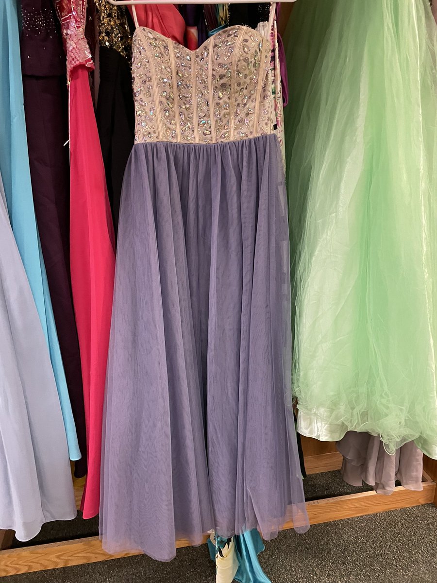stucomonahans's tweet photo. 🙌🏻PROM DRESS SHOWCASE 🙌🏻
Here is just a few option that we will have tomorrowfrom 4-6pm at the old library in the high school. All dresses are FREE and ready for you to pick up! https://t.co/9fIN6o2O2z