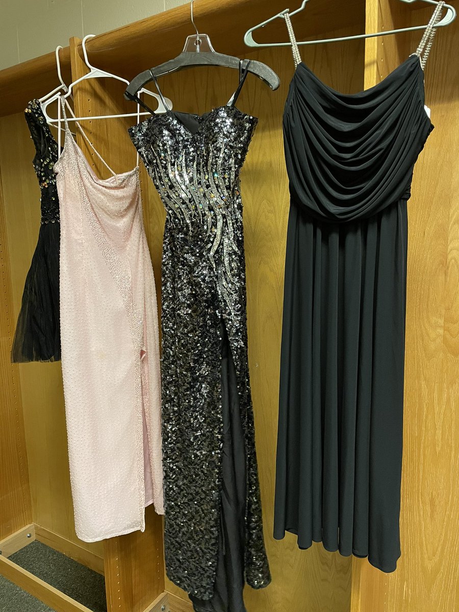 stucomonahans's tweet photo. 🙌🏻PROM DRESS SHOWCASE 🙌🏻
Here is just a few option that we will have tomorrowfrom 4-6pm at the old library in the high school. All dresses are FREE and ready for you to pick up! https://t.co/9fIN6o2O2z