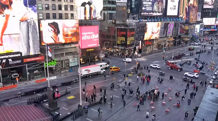 En el Times Square de NY se anuncia "Cesia Sáenz Artista Revelación 2022", una magnífica noticia para nuestra compatriota y distinción para Honduras. 💪🇭🇳😍 bit.ly/3ISJsac