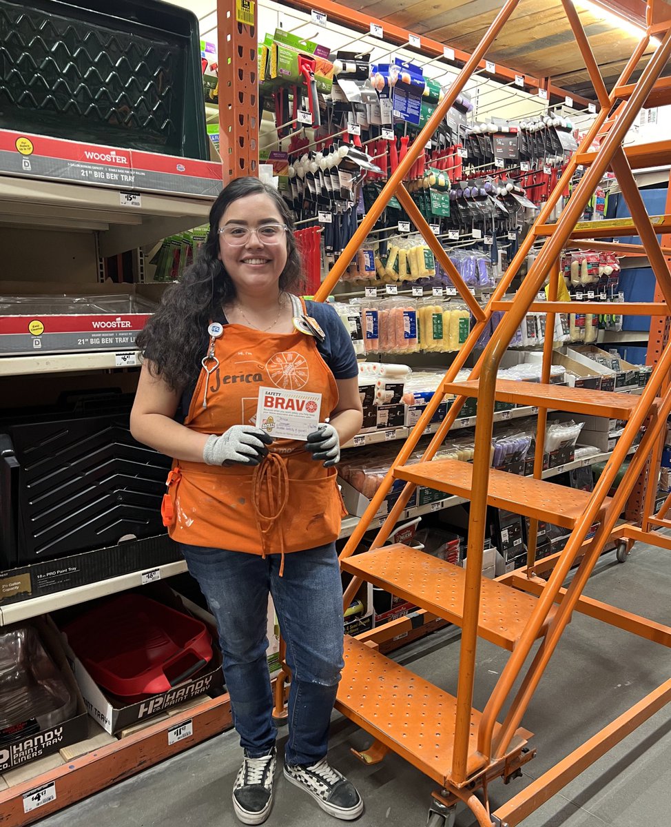 JeanCXM_0523's tweet photo. Caught orange handed !🦺 Jerica was caught wearing her safety gloves and being safe while using the ladder !! 🎉 https://t.co/K9VxBcZqAi