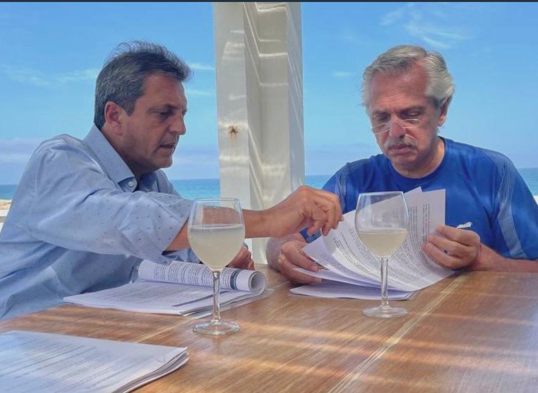 Las cuotas son en pesos, indexadas por el valor del auto, y si licitás con 25 cuotas te bonificamos 2. El modelo tuyo viene con airbag de fábrica y te damos la atención del matafuegos gratis. Firmá donde están las cruces en lápiz.