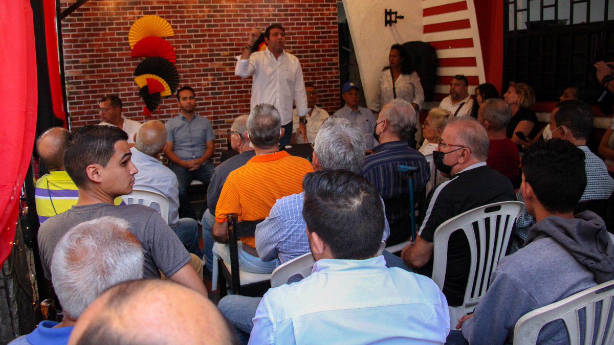 prospericarlos's tweet photo. #16Ene | Asamblea con los compañeros y vecinos de la Pq. El Valle - Caracas, el apoyo y confianza de nuestra gente, me impulsa a seguir trabajando día a día hasta que #UnidosXVenezuela logremos el cambio.

Comprometidos con #MovilizacionTotalAD #VamosXMas https://t.co/zysWRK622y