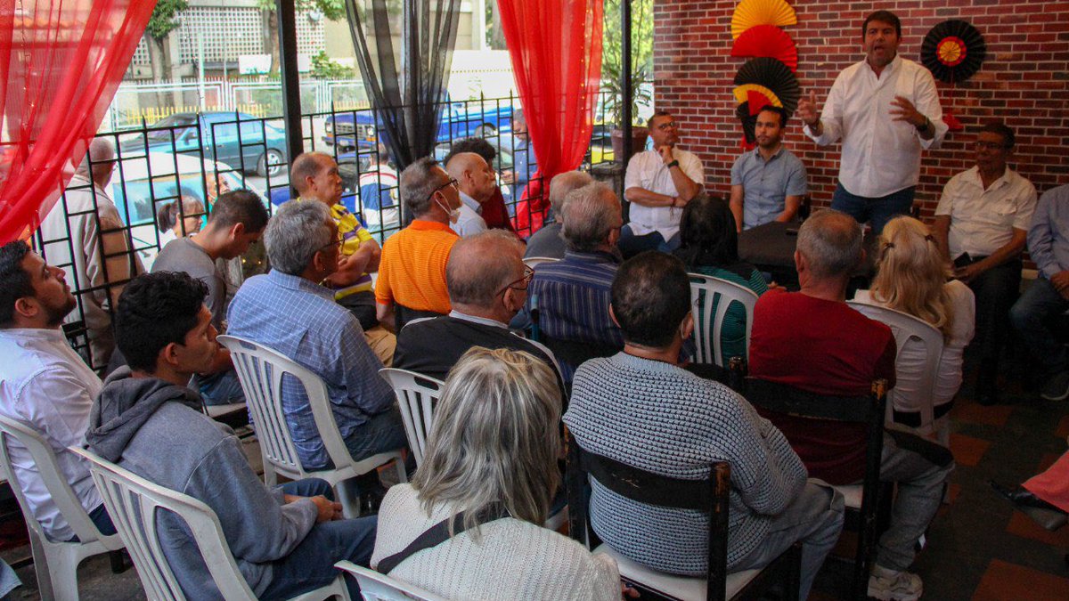 prospericarlos's tweet photo. #16Ene | Asamblea con los compañeros y vecinos de la Pq. El Valle - Caracas, el apoyo y confianza de nuestra gente, me impulsa a seguir trabajando día a día hasta que #UnidosXVenezuela logremos el cambio.

Comprometidos con #MovilizacionTotalAD #VamosXMas https://t.co/zysWRK622y