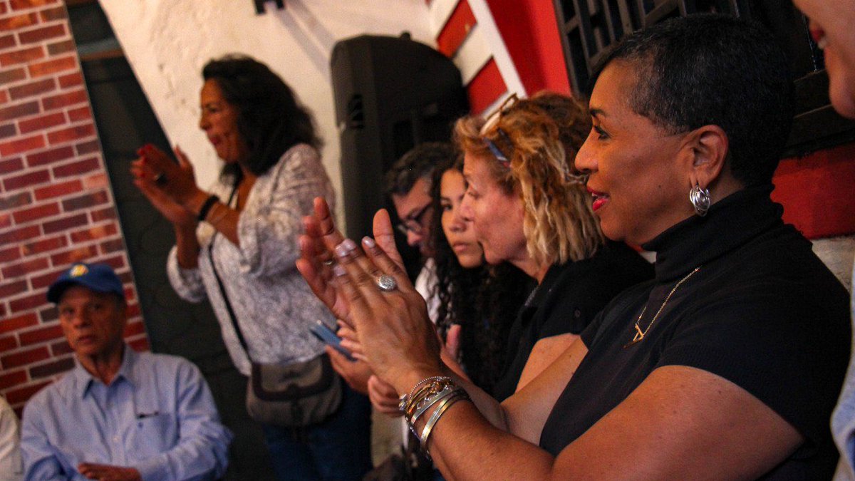 prospericarlos's tweet photo. #16Ene | Asamblea con los compañeros y vecinos de la Pq. El Valle - Caracas, el apoyo y confianza de nuestra gente, me impulsa a seguir trabajando día a día hasta que #UnidosXVenezuela logremos el cambio.

Comprometidos con #MovilizacionTotalAD #VamosXMas https://t.co/zysWRK622y