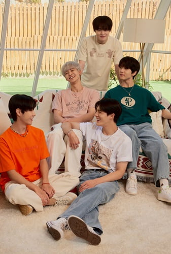 NCTDREAMUPDATES's tweet photo. The 'NCT DREAM in TEDDY ISLAND' product, which was produced by the group NCT DREAM and TEDDY ISLAND, will go on a global pre-order starting on the 25th through the global fandom media platform STARPLAY.

#NCTDREAM
@NCTsmtown_DREAM 

📰 https://t.co/i9c7H8Gj65 https://t.co/5HK3yEY3xf