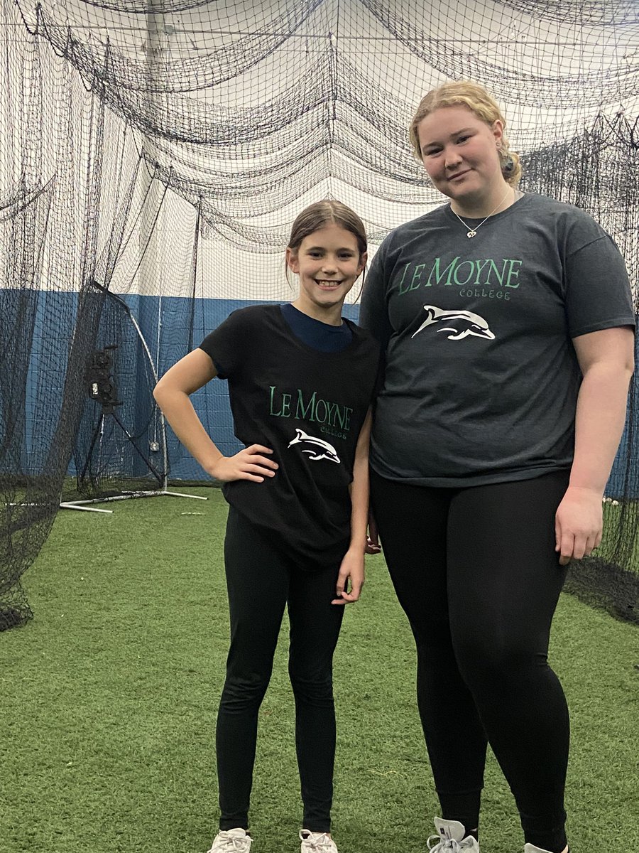 ANixon077's tweet photo. #Eastyn2031 got a surprise visit from #NJGators big sis @bella_kwashek at her pitching session today. The young ones luv when the older girls are there to give advice and just talk #gatorsisters #rolemodels #softballlife #njgators10u @njgatorsgold @tonycos11 @LeMoyneSoftball https://t.co/ZNIYtXchlY