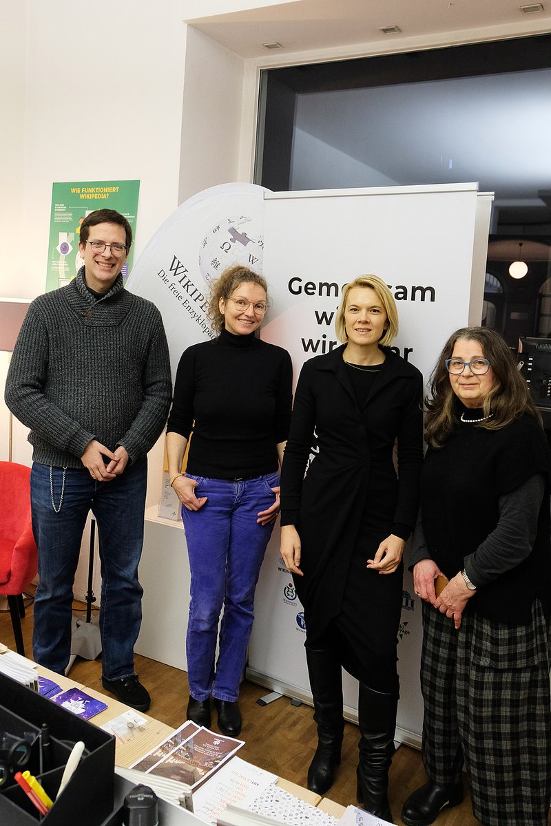 WikiMUC's tweet photo. Wie wunderbar: Münchens IT-Chefin Dr. Laura Dornheim (3. v. li), verantwortlich für die gesamte Computertechnik der Stadt und ihrer Bildungseinrichtungen, fand noch die Zeit uns im WikiMUC zu besuchen, um uns kennen zu lernen. @schwarzblond #München #Wikipedia https://t.co/mrluj8guWs