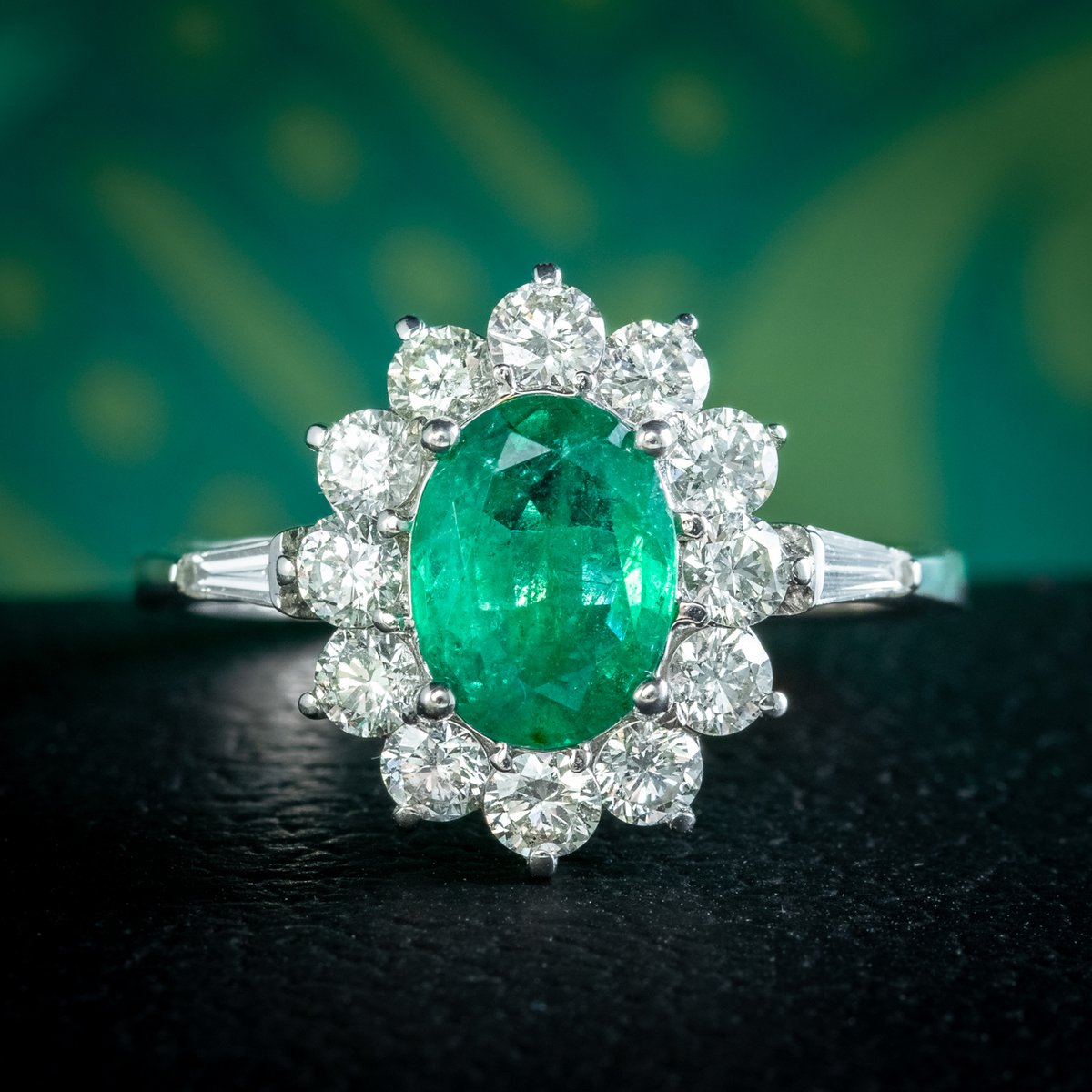 Antique_Group's tweet photo. A glamorous Art Deco inspired cluster ring modelled in 18ct white gold and crowned with a gorgeous, grassy green emerald at its heart (approx. 1.5ct).

£4,300 or $5,215 

Click here to shop now - https://t.co/cNh7gr2mSp https://t.co/kPsAeiBf9Y