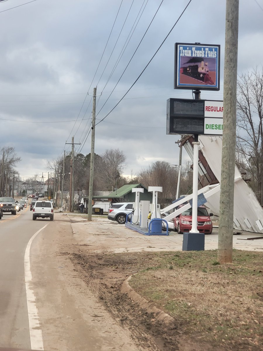VisionOfBeautyD's tweet photo. Very popular service station. #griffin #tornado https://t.co/4yABlaAOA7