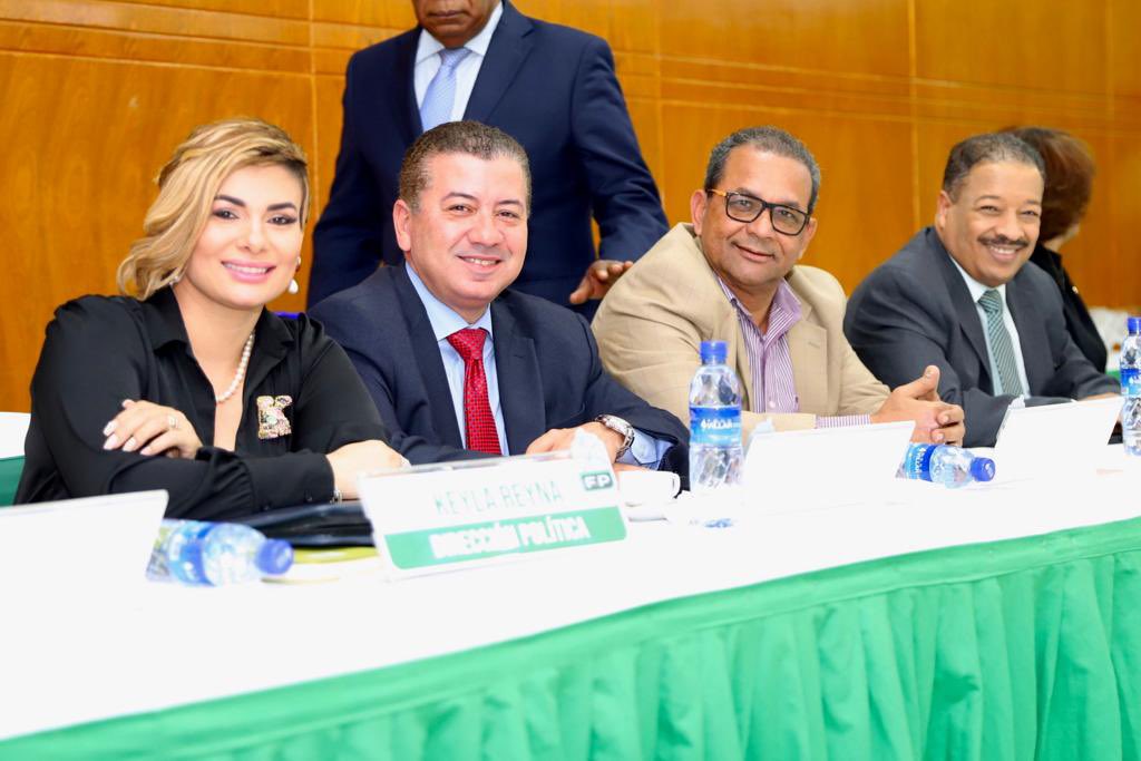 keylaReyna04's tweet photo. Seguimos avanzando con los trabajos de nuestra organización política la Fuerza del Pueblo, el día de hoy en la reunión de la Dirección Política junto a nuestro presidente Dr. Leonel Fernández . @fpcomunica @leonelfernandez 

#KeylaReyna🇩🇴 #FuerzaDelPueblo #FelizLunes https://t.co/0sNGXbrJUo