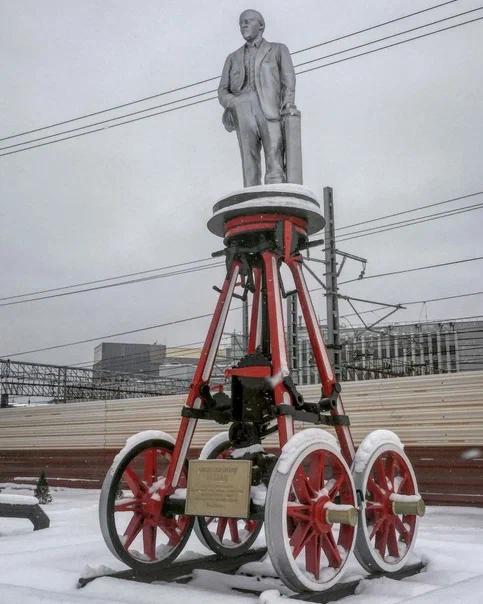 In 1924, #Uzbekistan started a trend in Soviet sculpture that spread like wildfire dzen.ru/media/mlozha/l… The 'Lenin-on-Wheels' pattern combined symbolism (Lenin vs the wheels of history) with mobility. Unfortunately, the Tashkent edifice did not survive the earthquake of 1966.