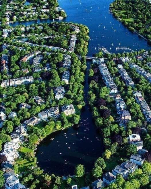 oisbendeee's tweet photo. HAMBURG şehrinin içler acısı görüntüsü;
Almanya'nın kuzeyindeki liman şehri Hamburg'un yürek parçalayan görüntüsüdür. 
Görüldüğü üzere her yerde ağaçlar, parklar, 4-5 katlı binalar var. kıyıya hiç devasa dolgu falan yapılmadığı gibi rezidans falan da dikilmemiş. #deprem https://t.co/sfbSQ7EwYt