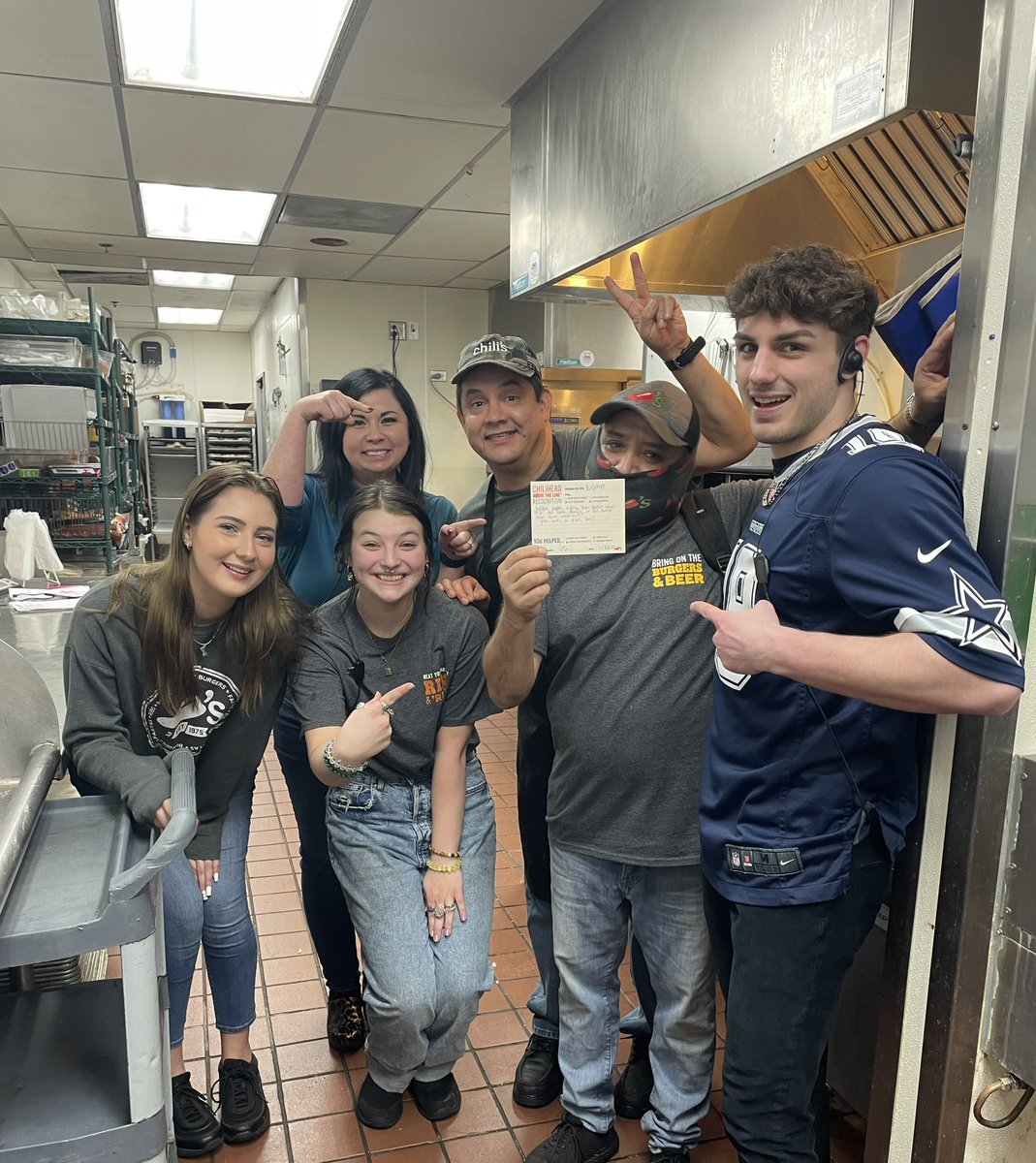 wherry_lisa's tweet photo. Martin owning his 2nd ° and owning his sparkle ✨  for today! #EngagedTeamMembers #ChilisLove @TonyGal70075394 @JemmaSage2 https://t.co/V12Lyt85Sx