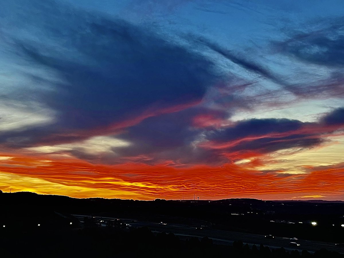 CapitalSunset's tweet photo. Sunset in Austin today https://t.co/Wl9i4qded6