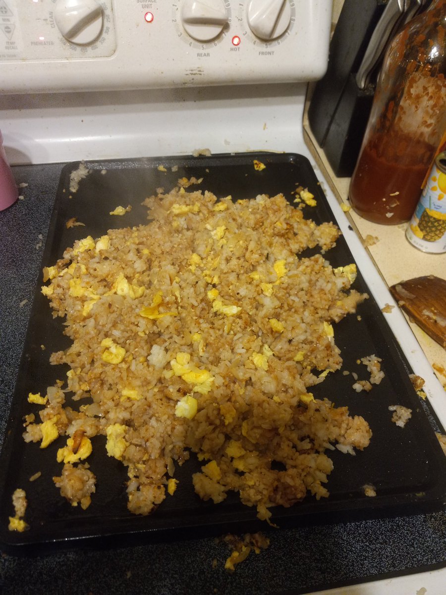 vlovest98's tweet photo. It's not a colorful dinner but it's my attempt at garlic fried rice and sweet and sour chicken. The recipe for the sauce was great. Not healthy at all but nobody is getting out of here alive. We may as well enjoy it. #pretendchef #momskitchen https://t.co/25WygQGUSo