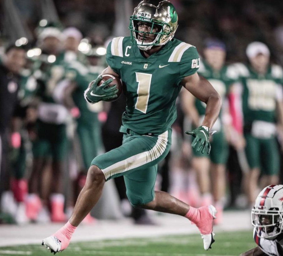 1vernonn's tweet photo. After a great conversation with coach Dorsey I am blessed to receive a D1 offer from Charlotte💚@WDorsey_7 @Rivals @BiffPoggi https://t.co/eZhX2Aub6K