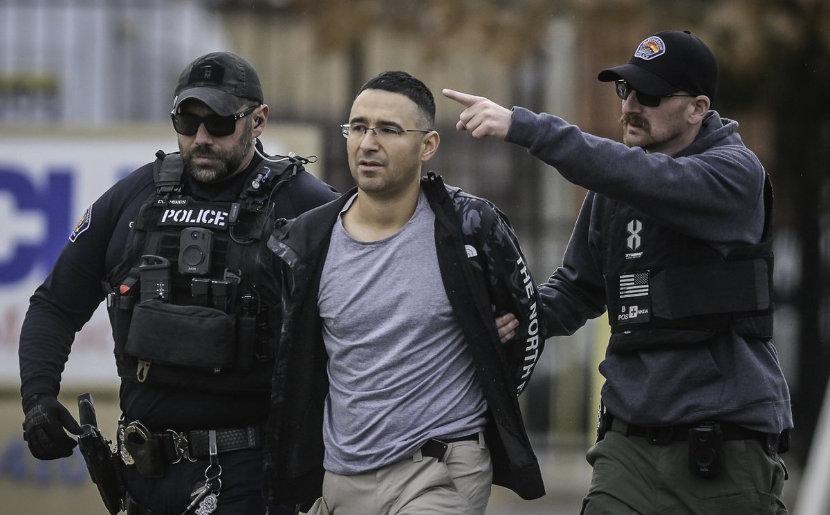 rosalesquique's tweet photo. #APD has arrested Solomon Peña for
the recent shootings at local
lawmakers' homes. Peña, an
unsuccessful legislative candidate in
the 2022 election, is accused of
conspiring with, and paying 4 
men to shoot at the homes of 2
county commissioners and 2 state
legislators.  #abq #nm https://t.co/NAC3C0vwbP