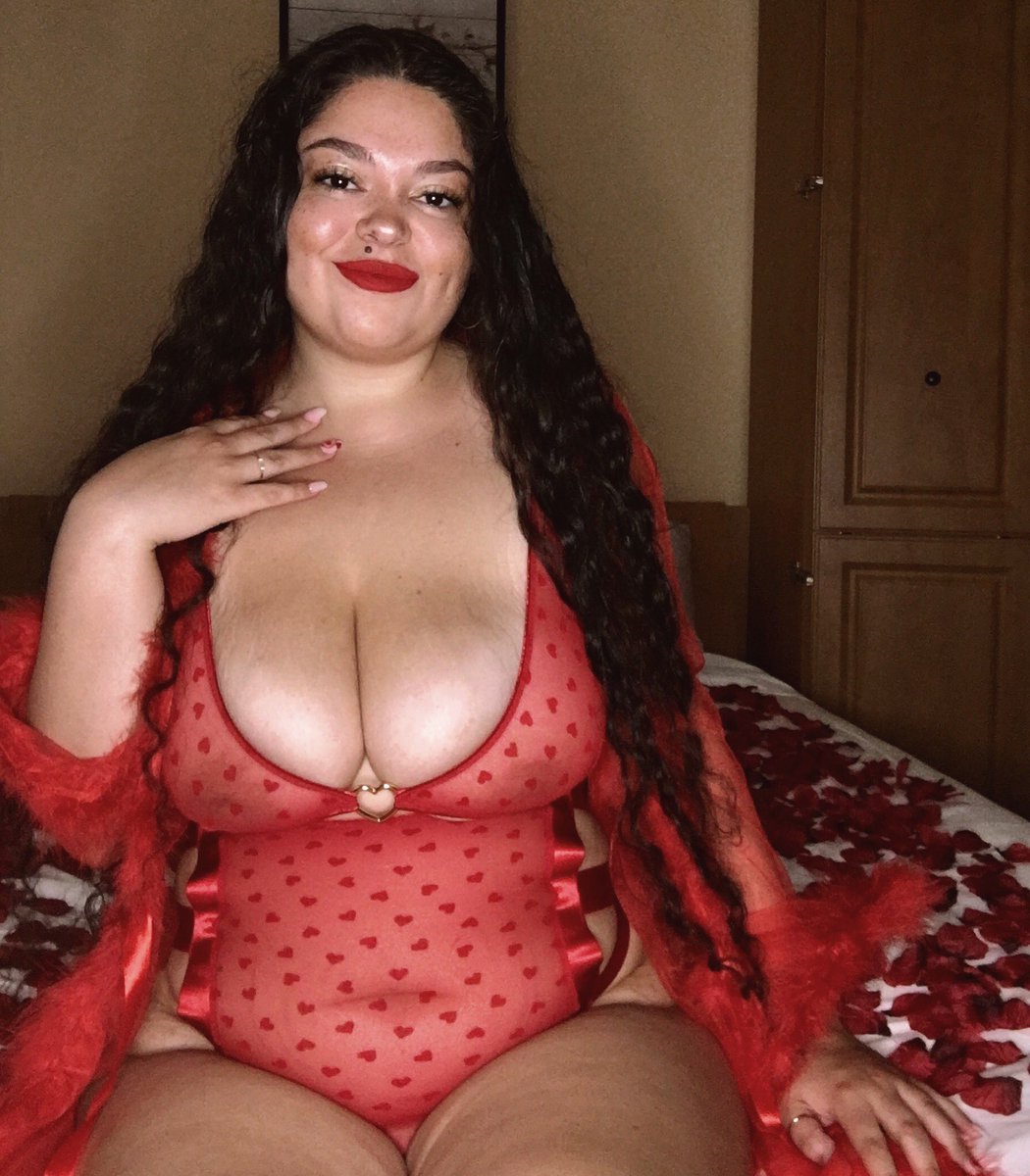 lexxxorcist_'s tweet photo. Can’t wait for Valentine’s Day 💋🌹♥️ https://t.co/colJkONGT2