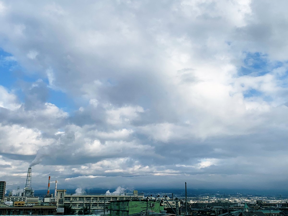 おはようございます！ 富士市☁️ は雲の向こうです🗻 今日は 🍙 私は白米が大好きなので、具なしで何個でも食べられます😆 具ありなら鮭かな〜🐟 今日は冷え込みましたね💦 みなさんご自愛下さい！ 本日もよろしくお願いします🙇‍♀️