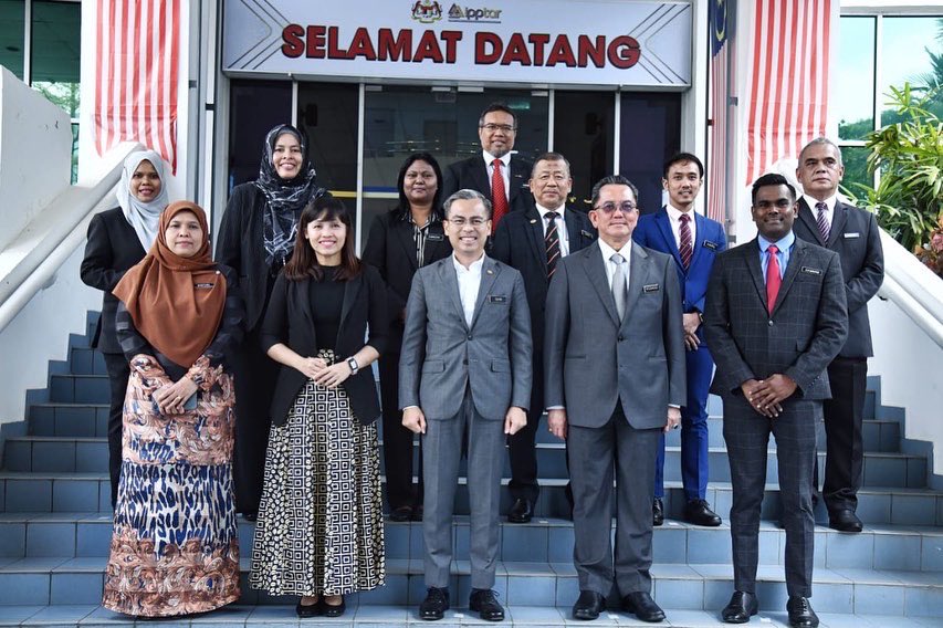komunikasi_gov's tweet photo. Hadir sama Ketua Setiausaha KKD, Dato' Sri Haji Mohammad bin Mentek; Timbalan Ketua Setiausaha (Komunikasi Strategik dan Industri Kreatif) KKD, Mastura binti Ahmad Mustafa; Ketua Bahagian Akademik IPPTAR, Kumaran Subramaniam serta pengurusan tertinggi IPPTAR.
#KKD #IPPTAR https://t.co/MTQ6cs2gQV