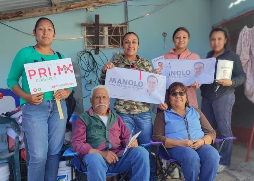 PRIMxVillaUnion's tweet photo. Recorriendo calles de las comunidades rurales de Villa Unión entregando calcas del precandidato a Gobernador, Manolo Jiménez Salinas #EjidoLaLuz #VillaUnión #PaDelante 
#ManoloGobernador 
#EnMovimientoJuntosSiempre https://t.co/iaY4hWfhk1