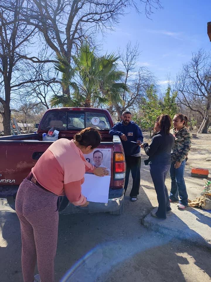 PRIMxVillaUnion's tweet photo. Recorriendo calles de las comunidades rurales de Villa Unión entregando calcas del precandidato a Gobernador, Manolo Jiménez Salinas #EjidoLaLuz #VillaUnión #PaDelante 
#ManoloGobernador 
#EnMovimientoJuntosSiempre https://t.co/iaY4hWfhk1