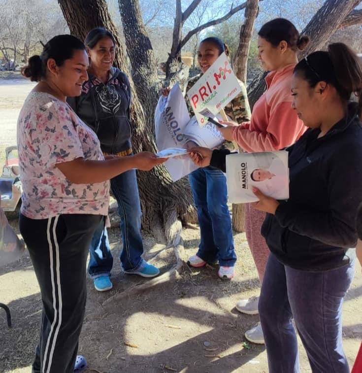 PRIMxVillaUnion's tweet photo. Recorriendo calles de las comunidades rurales de Villa Unión entregando calcas del precandidato a Gobernador, Manolo Jiménez Salinas #EjidoLaLuz #VillaUnión #PaDelante 
#ManoloGobernador 
#EnMovimientoJuntosSiempre https://t.co/iaY4hWfhk1